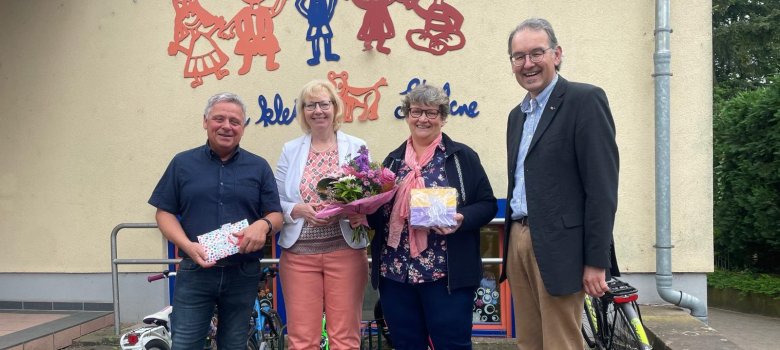 Besuch in der Kita „Kleine Strolche“ in Billigheim-Ingenheim. Foto: KV SÜW Erster Kreisbeigeordneter Georg Kern mit Vertreterinnen und Vertretern der Kita "Kleine Strolche" im Portrait.