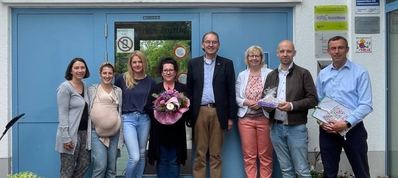 Besuch in der Kita „Unterm Regenbogen“ in Annweiler. Foto: KV SÜW Erster Kreisbeigeordneter Georg Kern mit Vertreterinnen und Vertretern der Kita "Unterm Regenbogen" im Portrait.