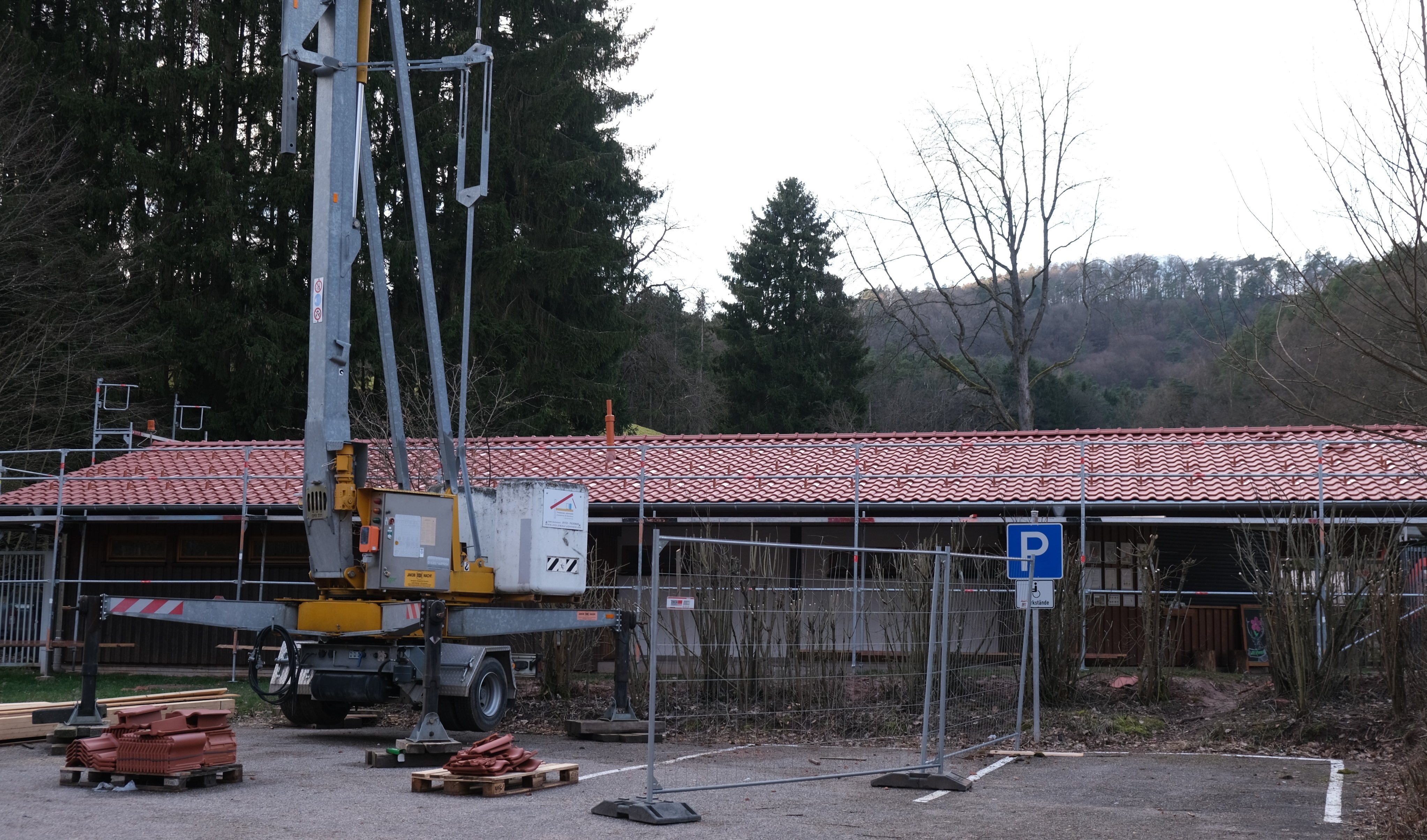 Ein Kran steht vor dem Verwaltungsgebäude des Wild- und Wanderpars Südliche Weinstraße in Silz.