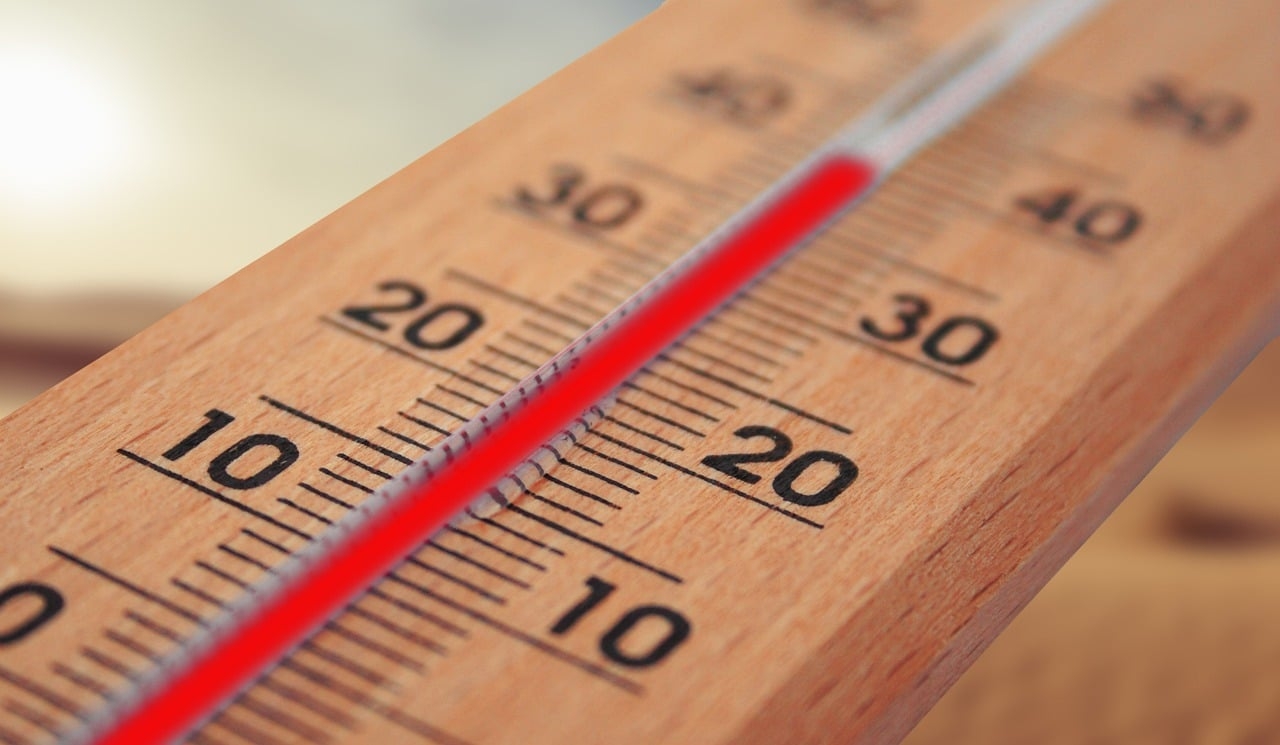 Nahaufnahme eines Thermometers. Die Temperatur beträgt knapp 40° Celsius.