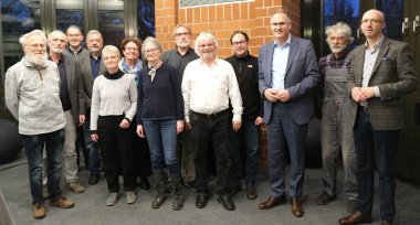 Gruppenbild: Landrat Dietmar Seefeldt mit den Mitgliedern des Redaktionsausschusses des Heimatjahrbuchs 2025 für den Landkreis SÜW . Foto: KV SÜW