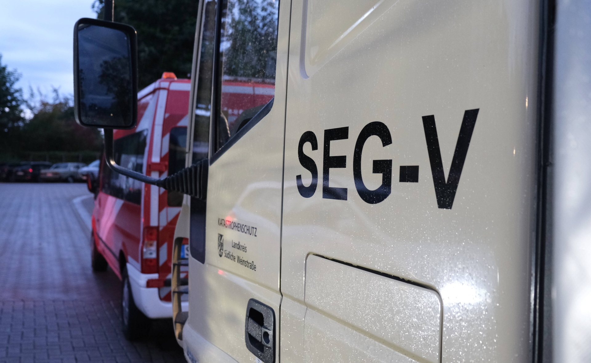 Ein Lkw des Bundes zieht den Feldkochherd der SEG-V.