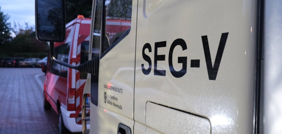 Ein Lkw des Bundes zieht den Feldkochherd der SEG-V.