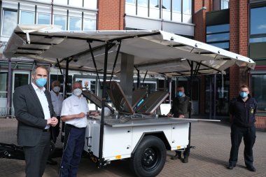 Bei der Übergabe des neuen Feldkochherds im Jahr 2021. Archivfoto: KV SÜW Landrat Dietmar Seefeldt, BKI Jens Thiele und weitere Personen der Übergabe des neuen Feldkochherds im Jahr 2021 vor dem Kreishaus. Alle tragen Masken.