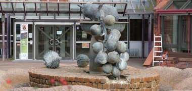 Der Brunnen vor dem Kreishaus ist wieder vollständig rekonstruiert, alle Früchte aus Bronze sind an ihrem Platz.
