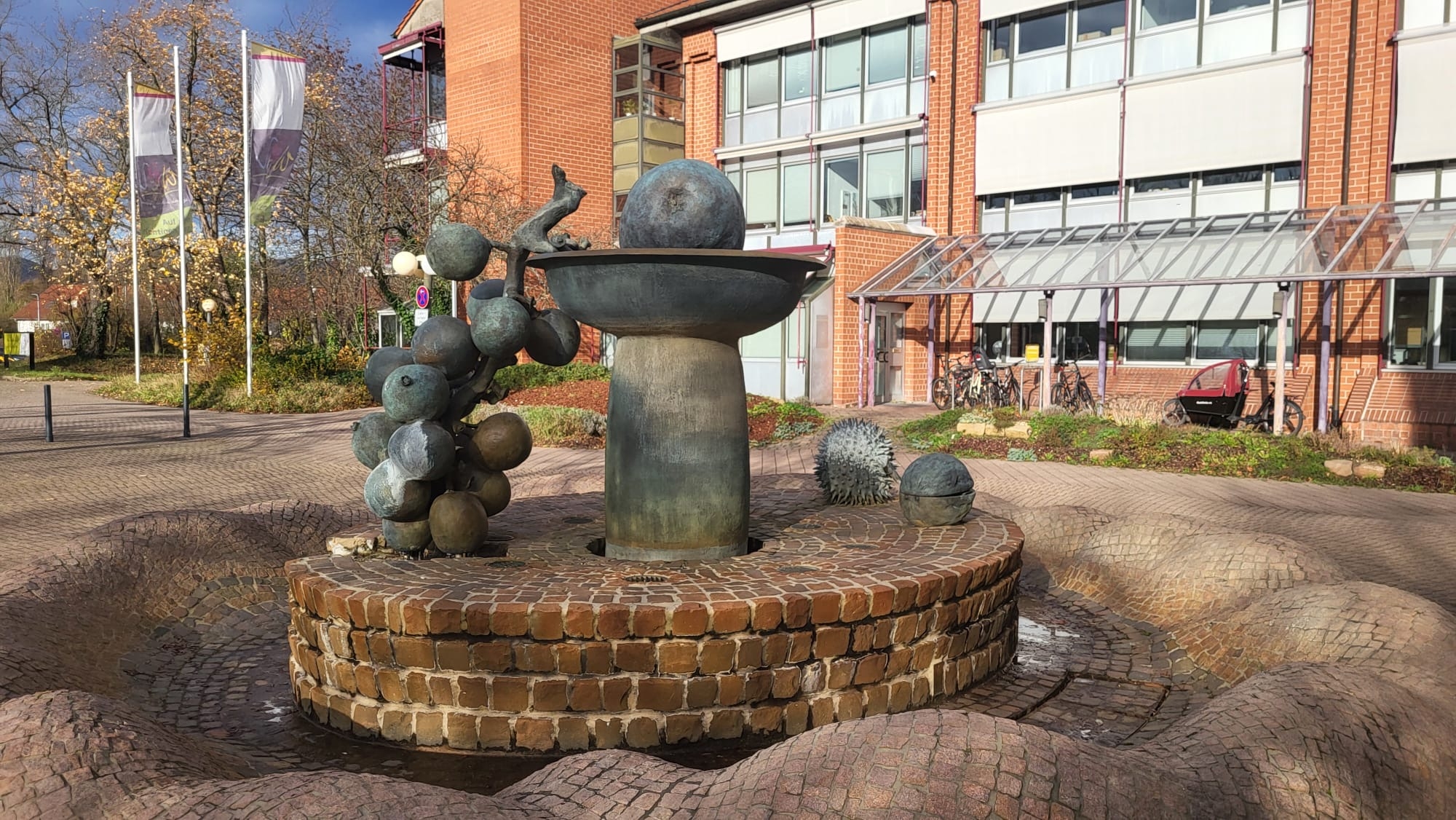 Der „Früchte-Brunnen“ vor dem Kreishaus in der Herbstsonne.