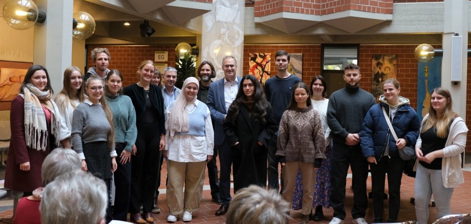 Gruppenbild: Landrat Dietmar Seefeldt mit Studierenden der RPTU bei der Vernissage im Foyer des Kreishauses SÜW.