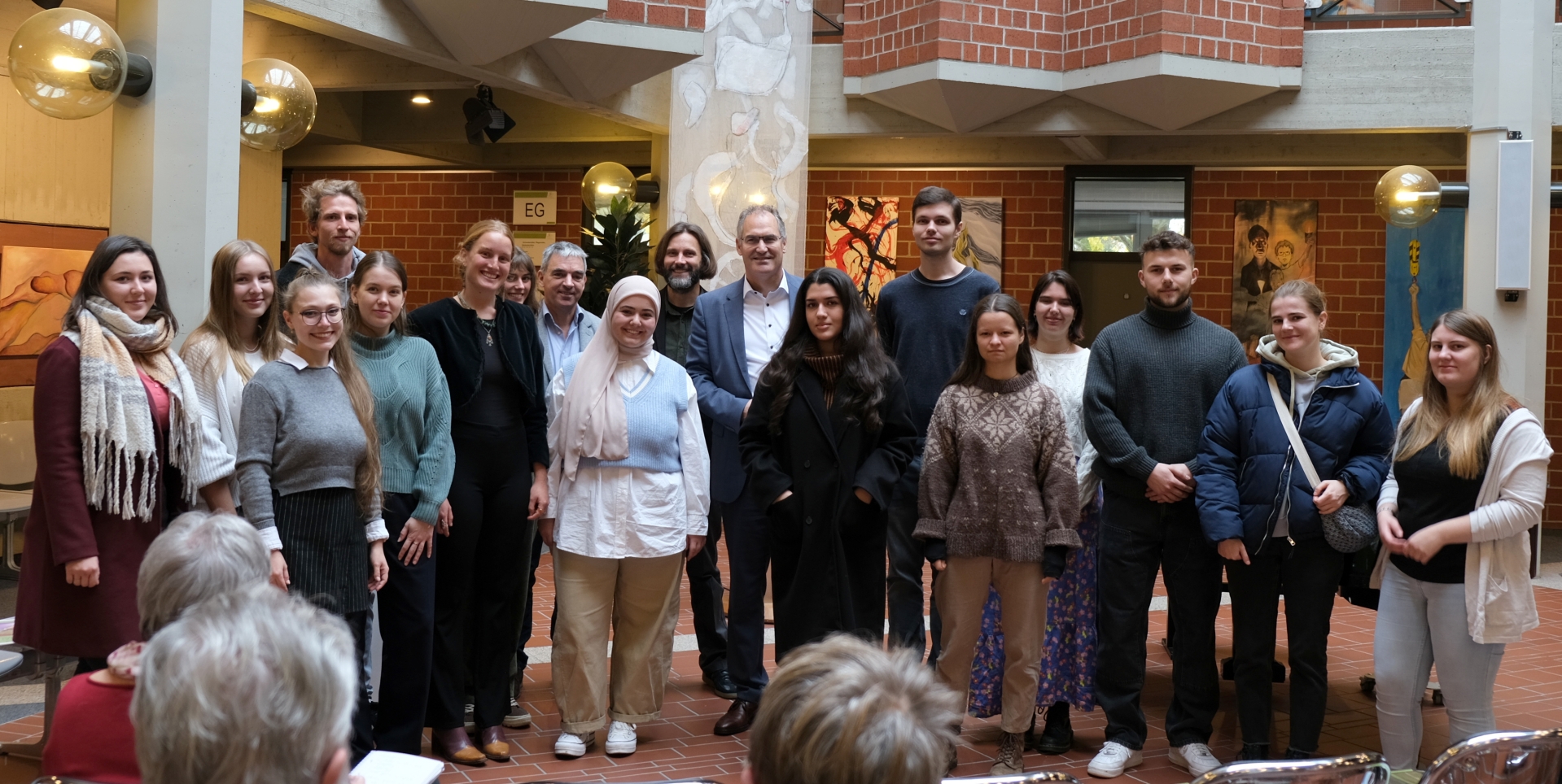 Gruppenbild: Landrat Dietmar Seefeldt mit Studierenden der RPTU bei der Vernissage im Foyer des Kreishauses SÜW.