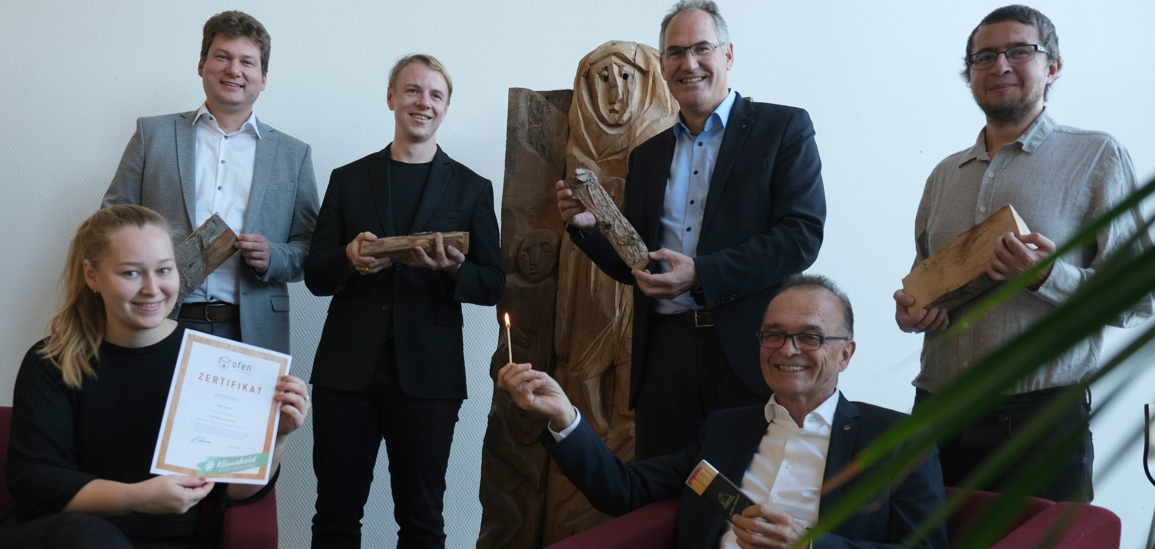 Gruppenbild: SÜW-Klimaschutzmanagerin Agnes Bartmus, Robert Tiesler, Fachbereichsleiter „Bauen, Kreisentwicklung“ bei der Kreisverwaltung Germersheim, Landaus Bürgermeister Lukas Hartmann, SÜW-Landrat Dietmar Seefeldt, Dr. Fritz Brechtel, Landrat Kreis Germersheim und Marcel Wilhelm, Klimaschutzmanager der Stadt Landau.