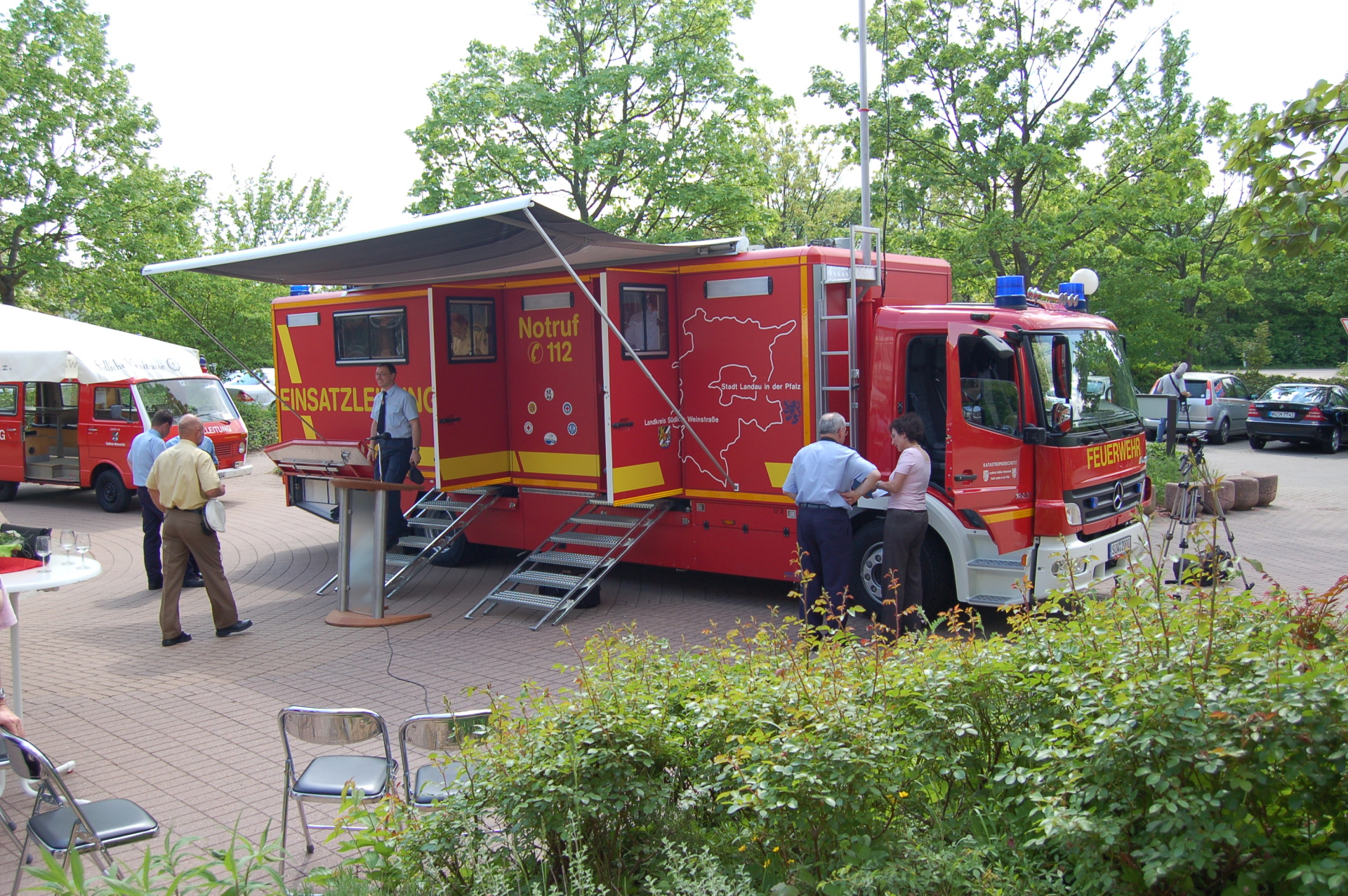 Der Einsatzleitwagen Typ 2 steht im Rahmen seiner Vorstellung im Jahr 2006 auf dem Platz vor dem Kreishaus in Landau.
