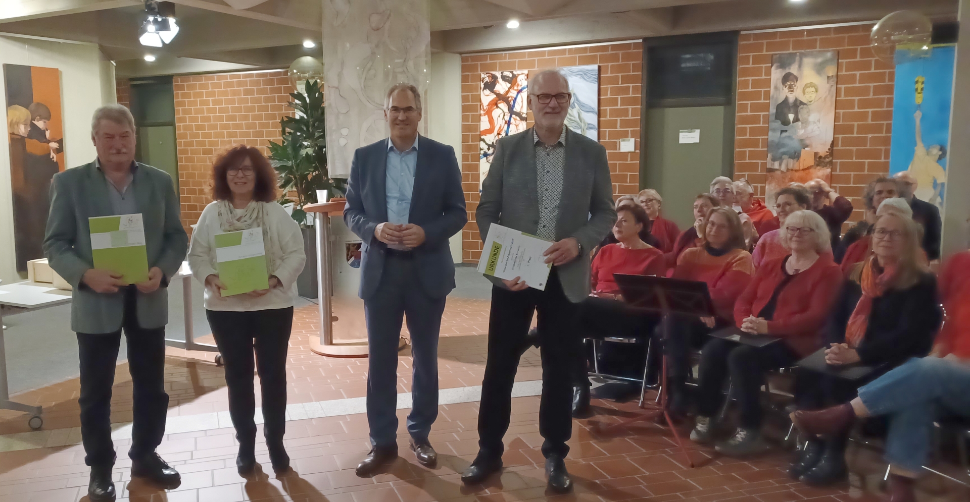 Gruppenbild: Bernd Nerding, Ortsbürgermeister von Frankweiler, Elke Thomas, Ortsbürgermeisterin von Bornheim, Landrat Dietmar Seefeldt und Rolf Metzger, Ortsbürgermeister von Kirrweiler, bei der Siegerehrung.