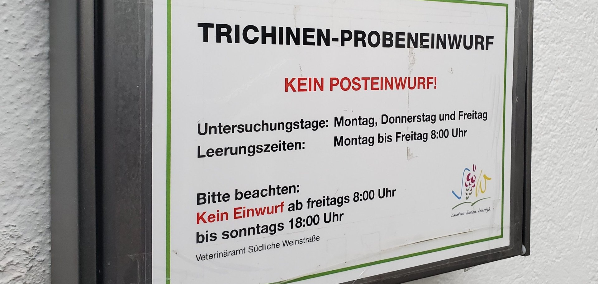 Nahaufnahme des Briefkastens zum Trichinen-Probeneinwurf.