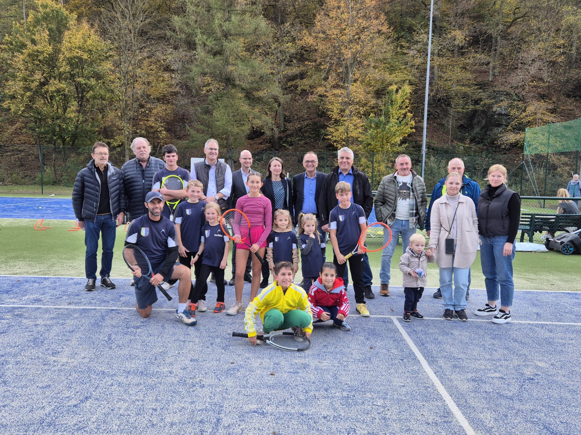 Gruppenbild auf dem Tennisplatz in Ahrbrück.