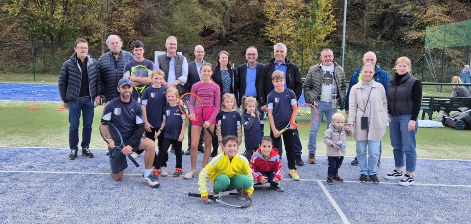 Gruppenbild auf dem Tennisplatz in Ahrbrück.