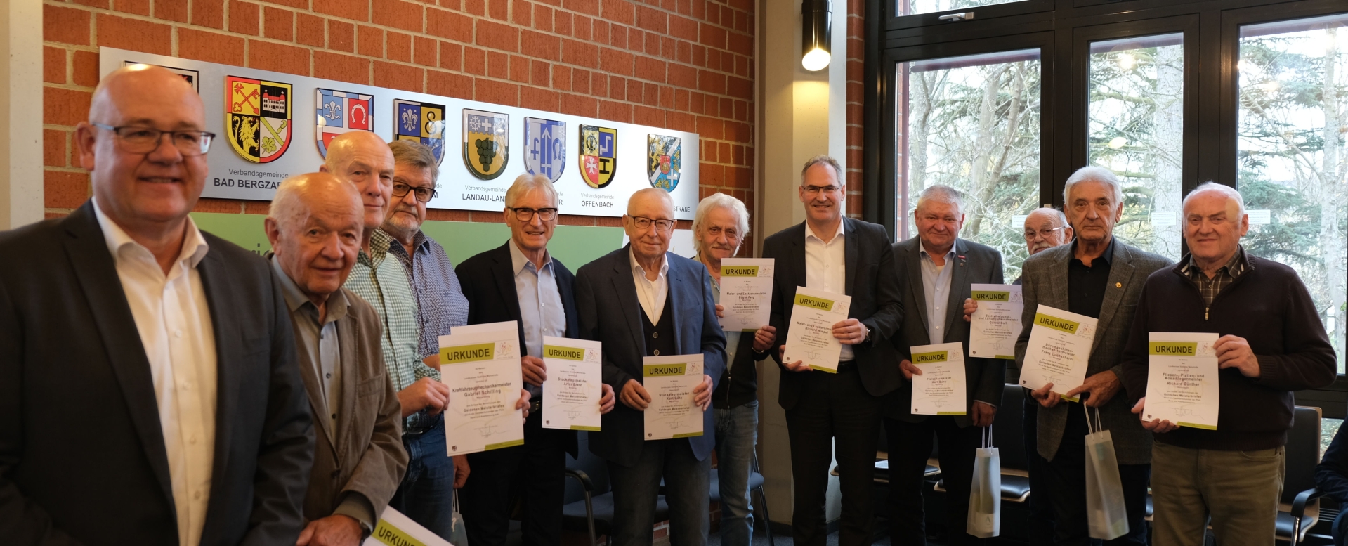 Gruppenbild: Landrat Dietmar Seefeldt und Wirtschaftsförderer Uwe König mit den Geehrten, die vor 50 Jahren ihre Meisterprüfung absolviert haben, und nun ihre Urkunde präsentieren.