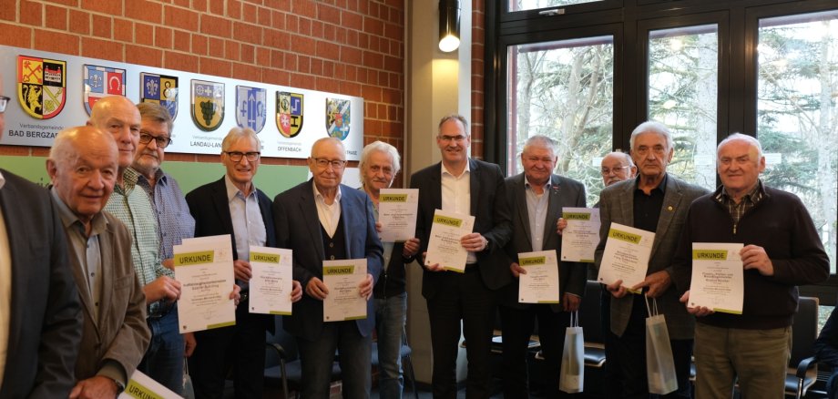 Gruppenbild: Landrat Dietmar Seefeldt und Wirtschaftsförderer Uwe König mit den Geehrten, die vor 50 Jahren ihre Meisterprüfung absolviert haben, und nun ihre Urkunde präsentieren.