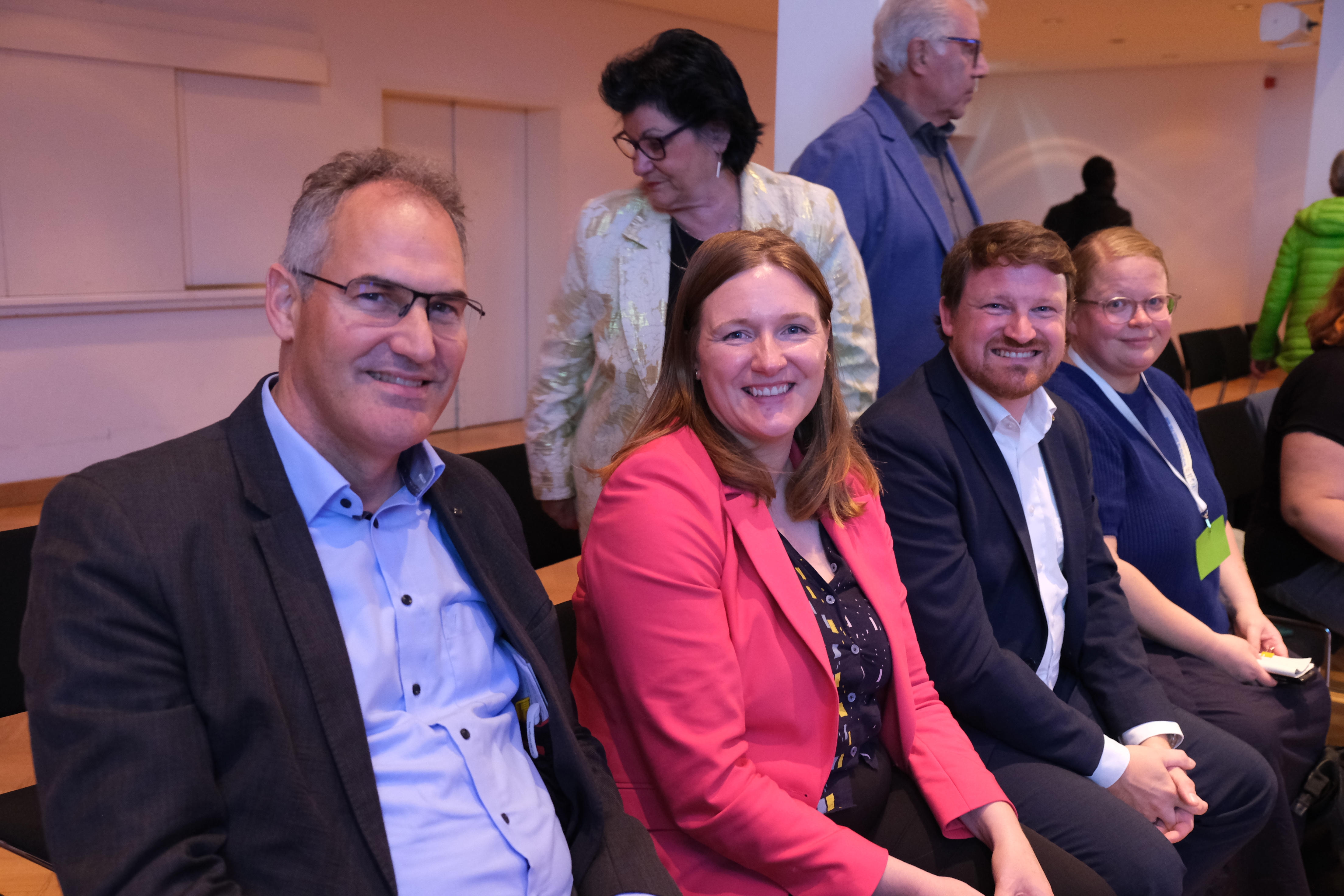 Vier Personen im Saal der Festhalle Herxheim.