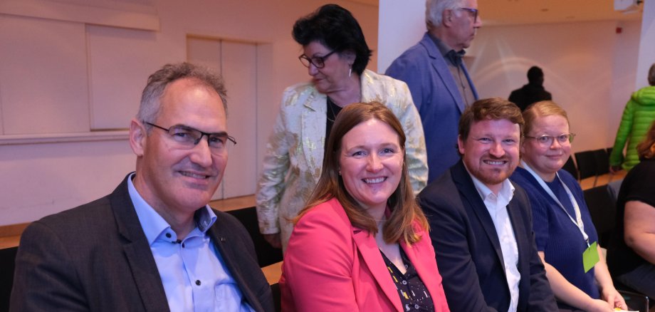 Vier Personen im Saal der Festhalle Herxheim.