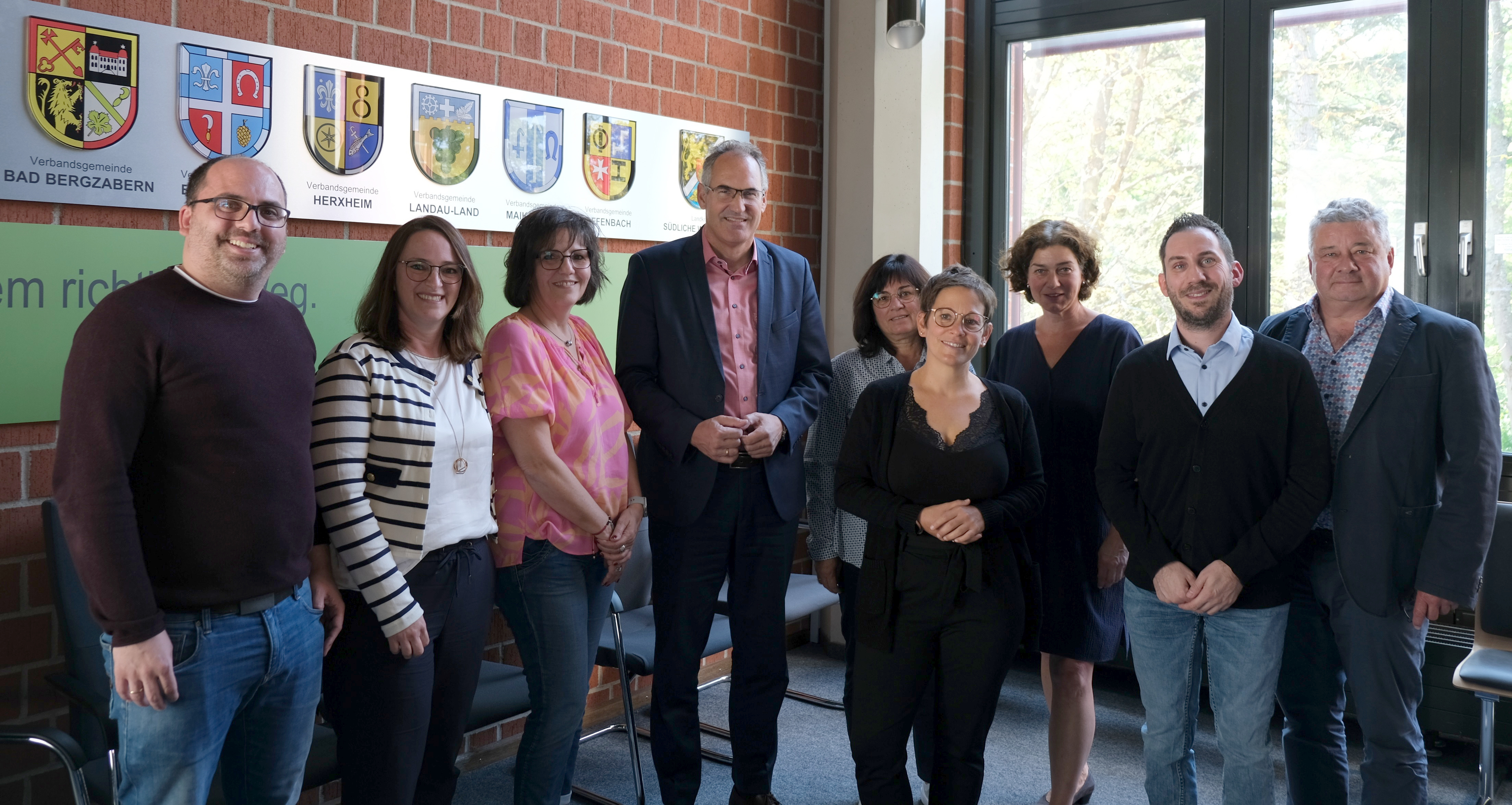 Bei der Feierstunde von links nach rechts: Tobias Grüßert, Nicole Louis, Bettina Ohmer, Landrat Dietmar Seefeldt, Heidi Busch, Kristin Koch, Sabine Völker-Schöpf, Kai Bullinger und Personalratsvorsitzender Udo Baumgartner.