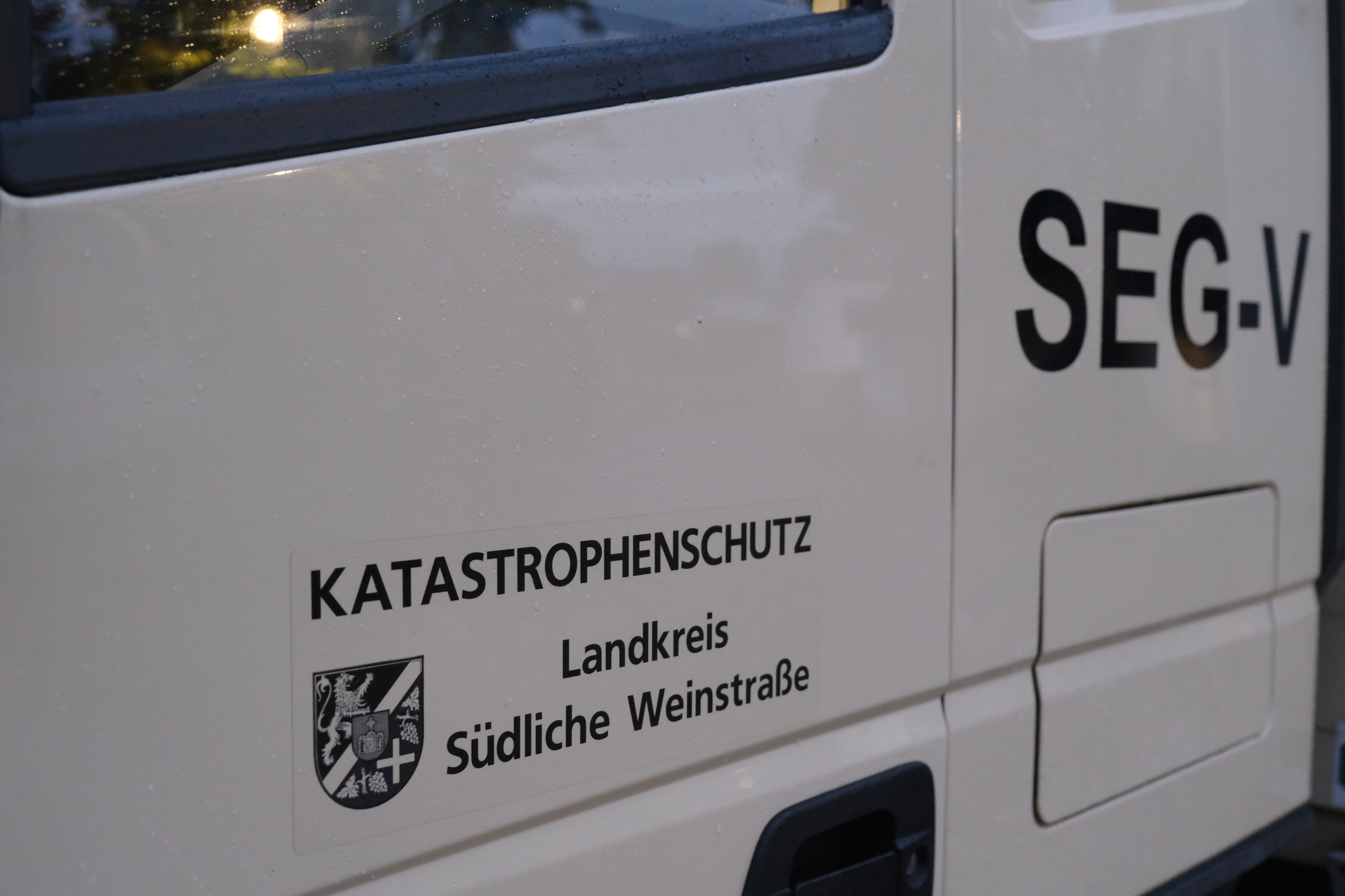 Aufschrift "Katastrophenschutz Landkreis Südliche Weinstraße SEG-V" Auf der Tür eines Lkw.