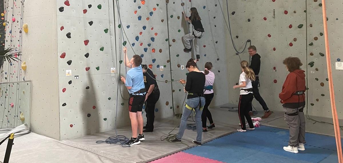 Acht Kinder und Jugendliche beim Klettern in der Kletterhalle „FitzRocks“ in Landau.