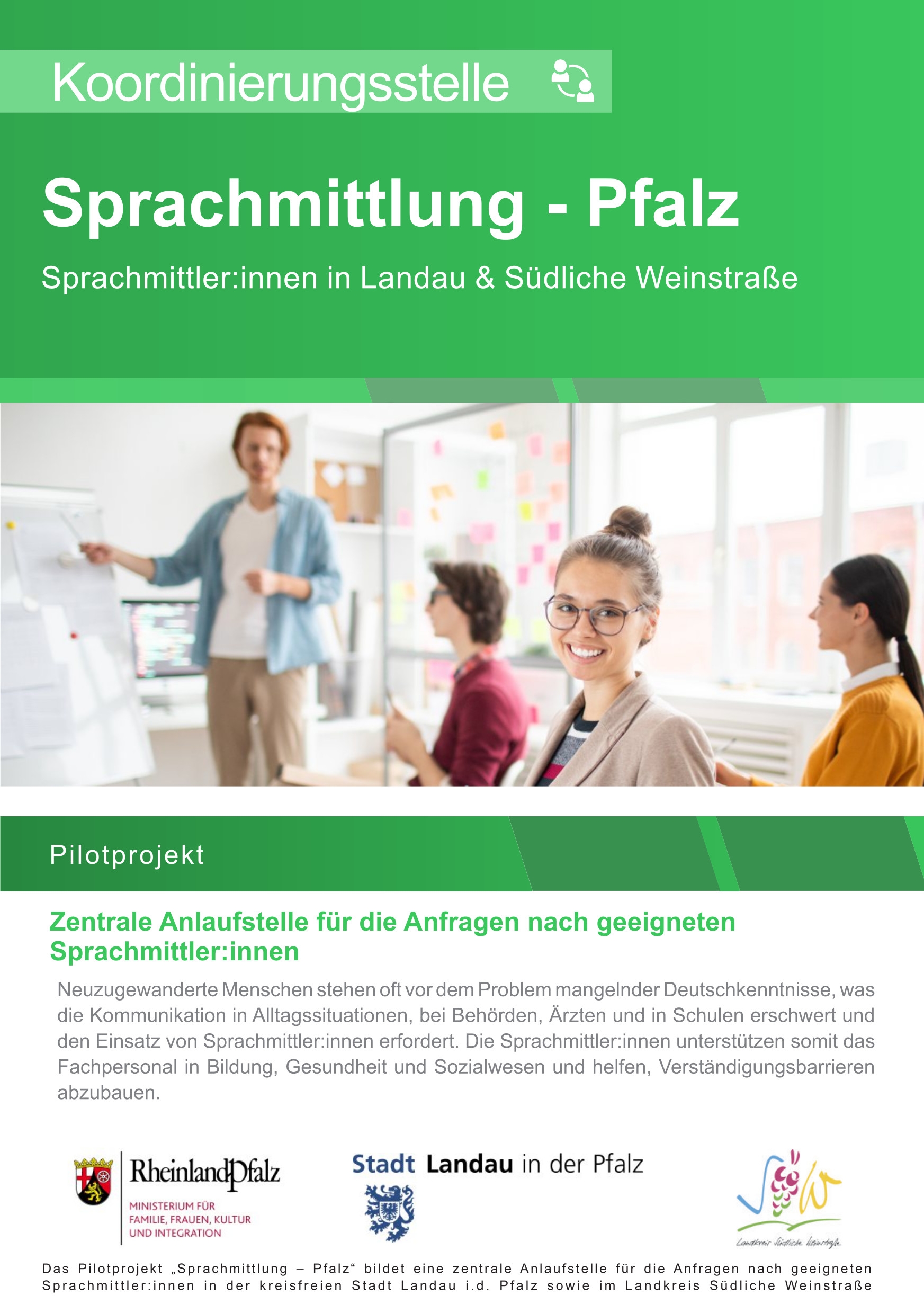 Vier Personen in einem Lehrsaal, Text weist auf das Angebot der Sprachmittlung hin.