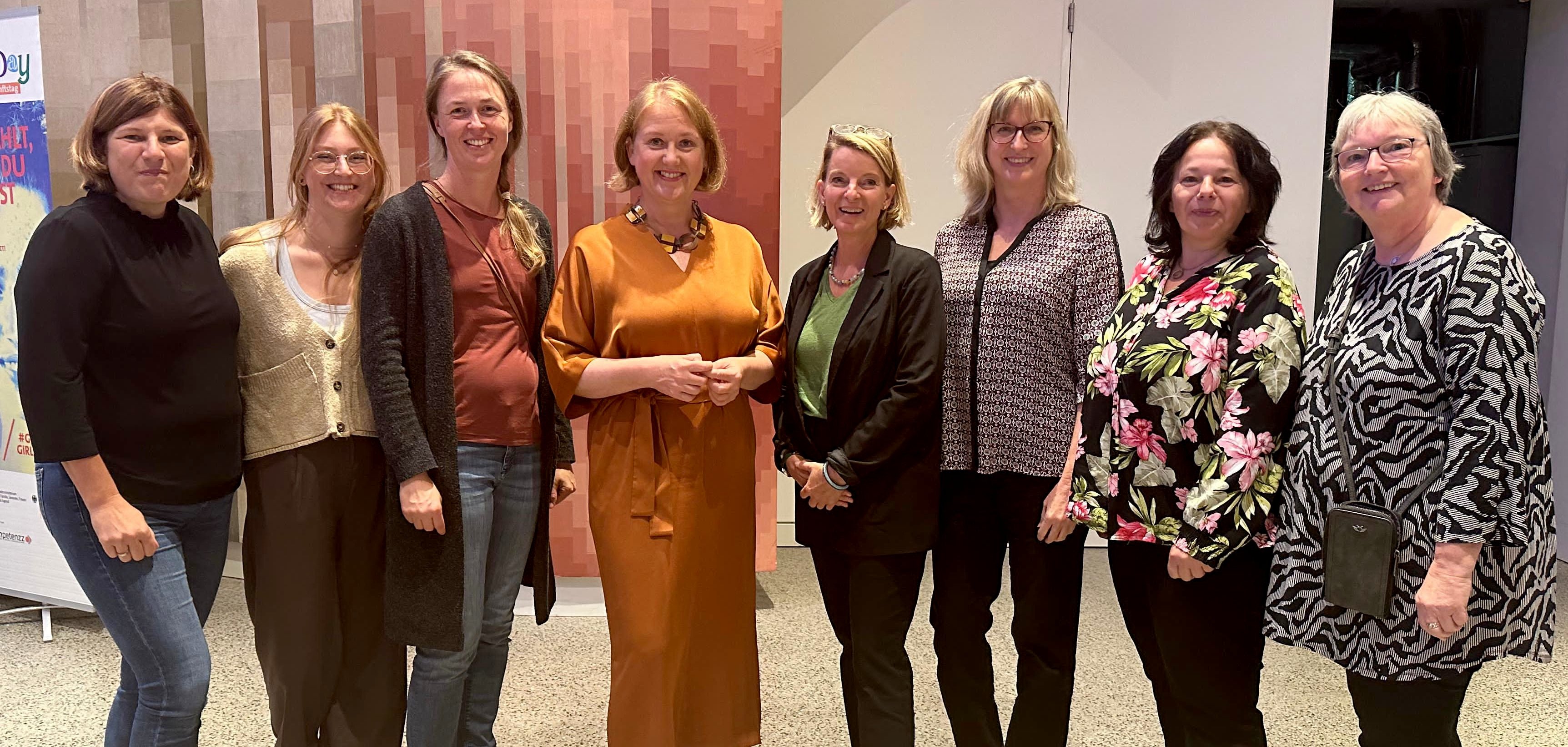 Gruppenfoto: Bundesministerin Lisa Paus, SÜW-Gleichstellungsbeauftragte Isabelle Stähle und weitere kommunale Gleichstellungsbeauftragte aus Rheinland-Pfalz bei der Berliner Konferenz.