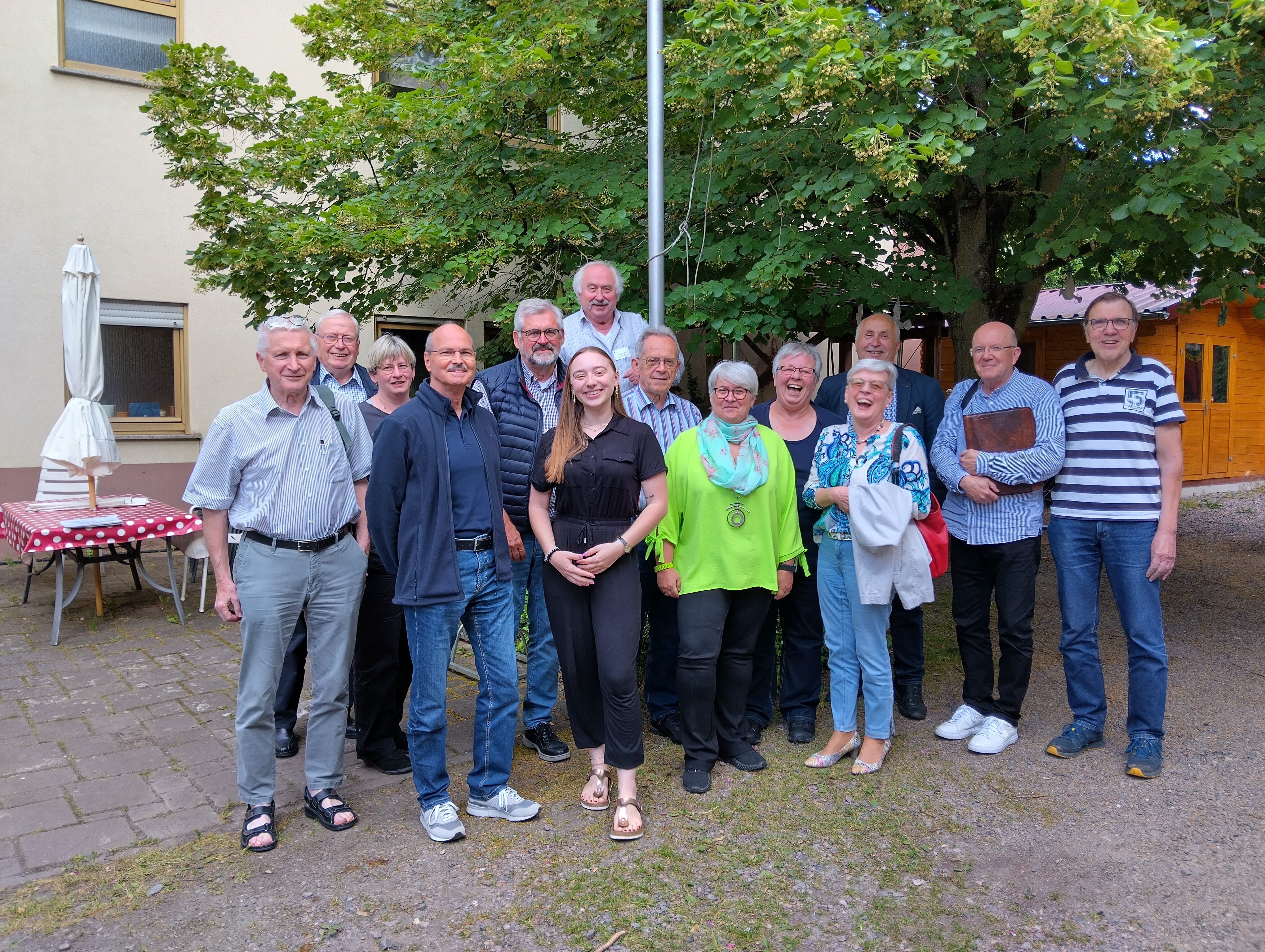 Gruppenfoto der Digitalbotschafterinnen und -botschafter im Kreis Südliche Weinstraße.