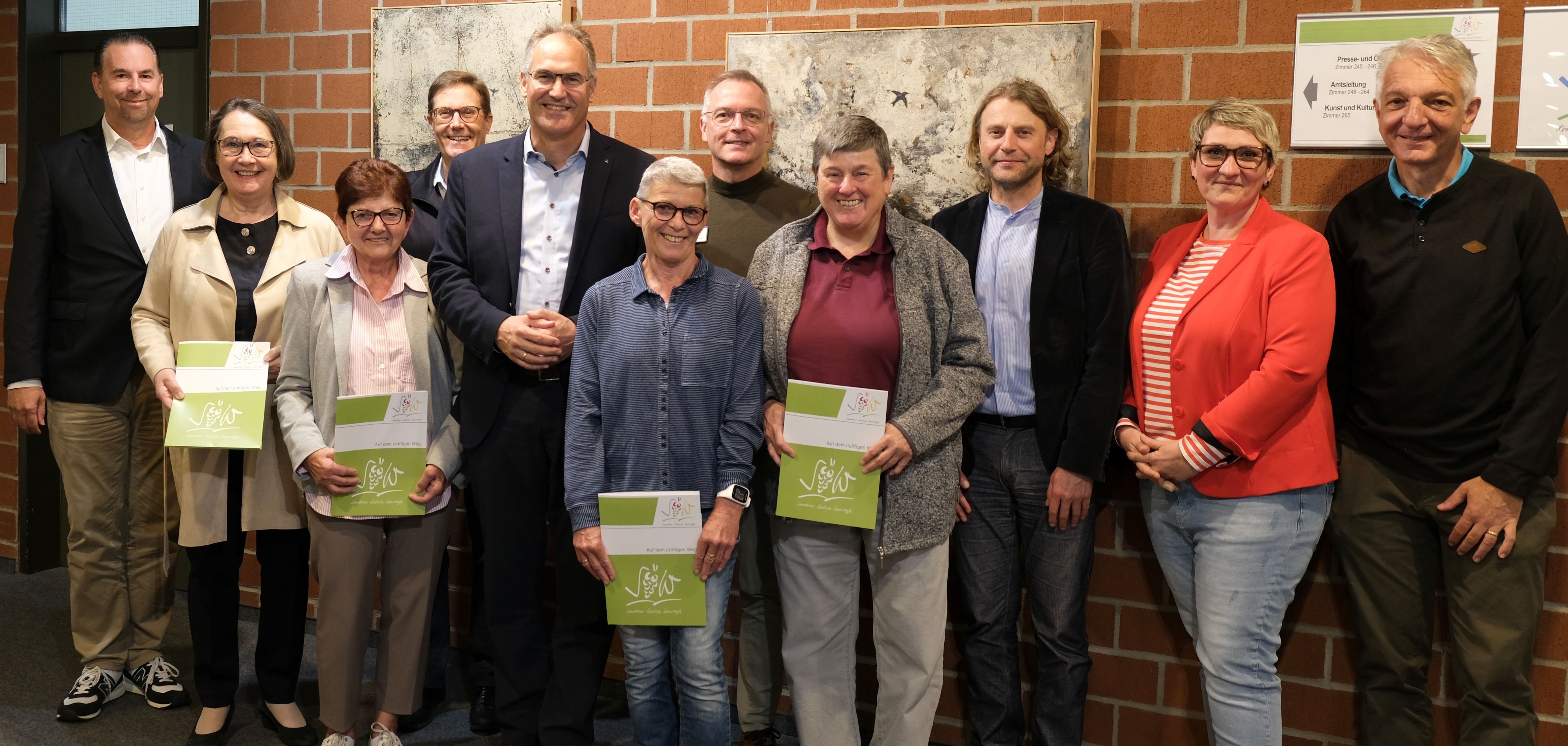 Gruppenbild neuer und früherer Patientenfürsprecherinnen gemeinsam mit Landrat Dietmar Seefeldt und Vertretungen der Klinikleitungen.