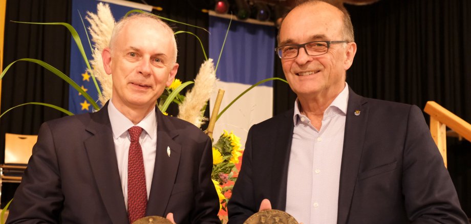 Dr. Patrice Harster und Dr. Fritz Brechtel, präsentieren die ihnen verliehene  Grenzlandmedaille 2024.