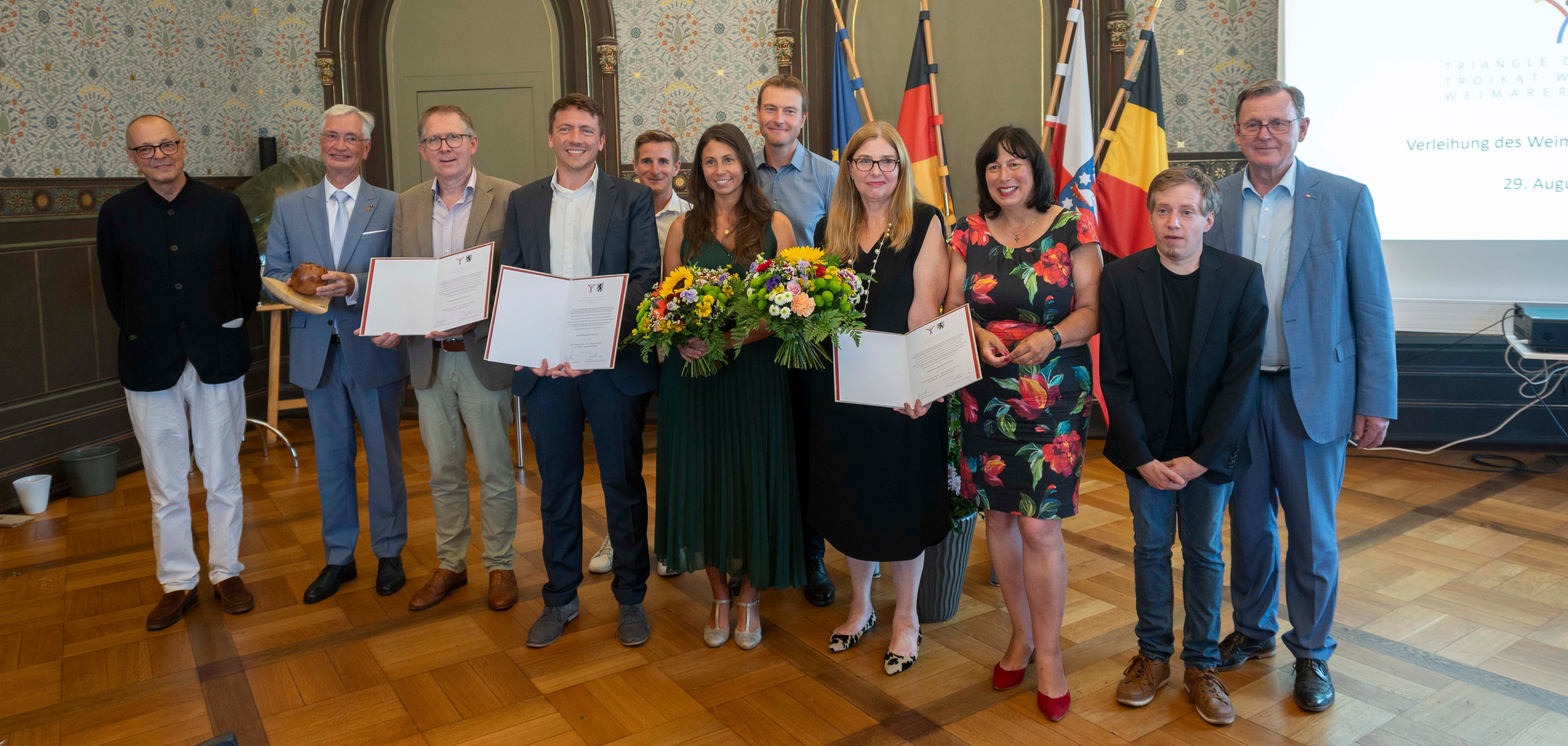 Preisverleihung des Weimarer-Dreieck-Preises in Weimar. Von links nach rechts: Ralf Kirsten, Dieter Hackmann, Prof. Dr. Matthias Bahr, Adrian Rinck, William und Gaby Hege, Marc Bender, Prof.'in Dr. Francecsca Vidal, Marion Walsmann, Dr. Manuel Theophil und Bodo Ramelow.