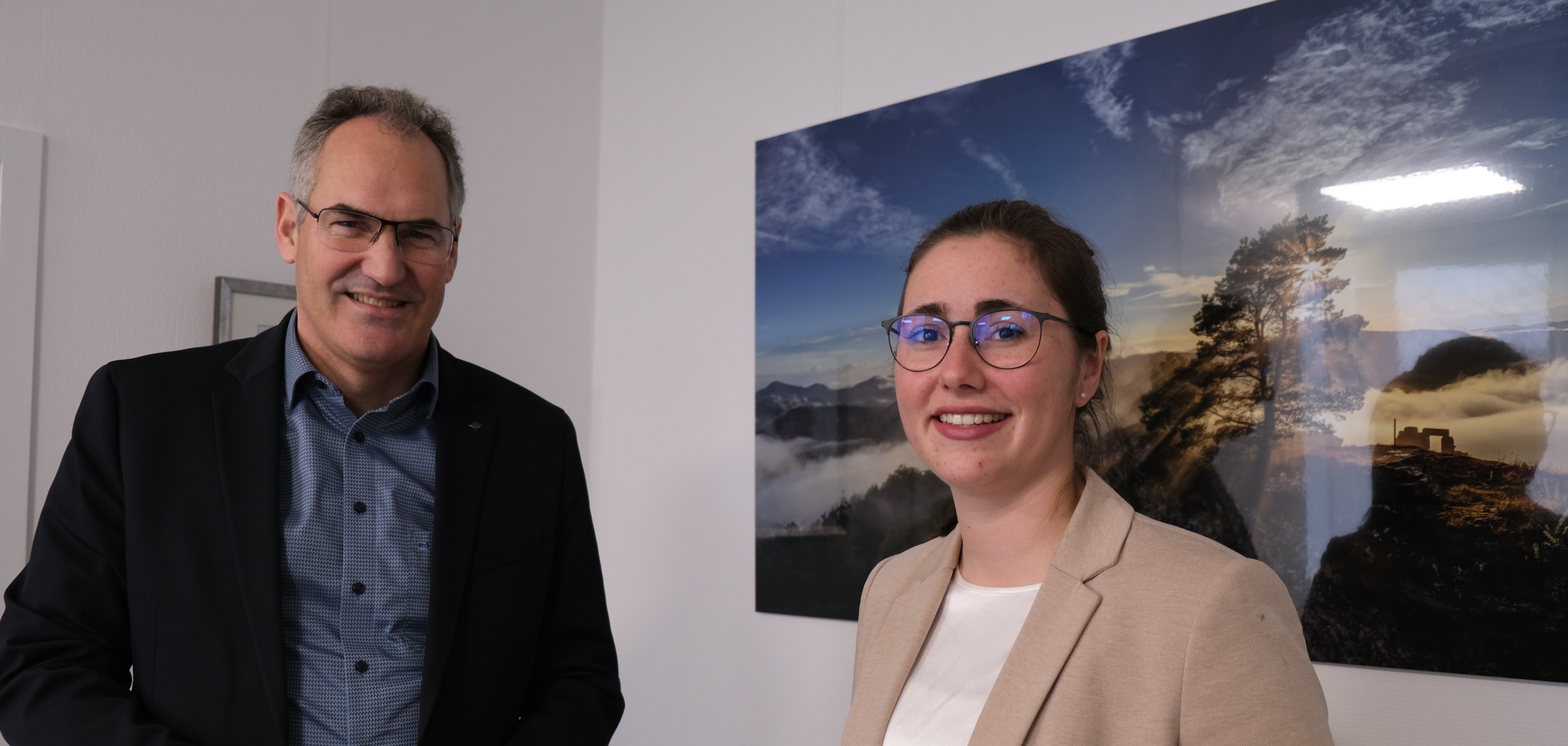 Landaus Sozialdezernentin Lena Dürphold und der Landrat des Landkreises SÜW, Dietmar Seefeldt, im Porträt.