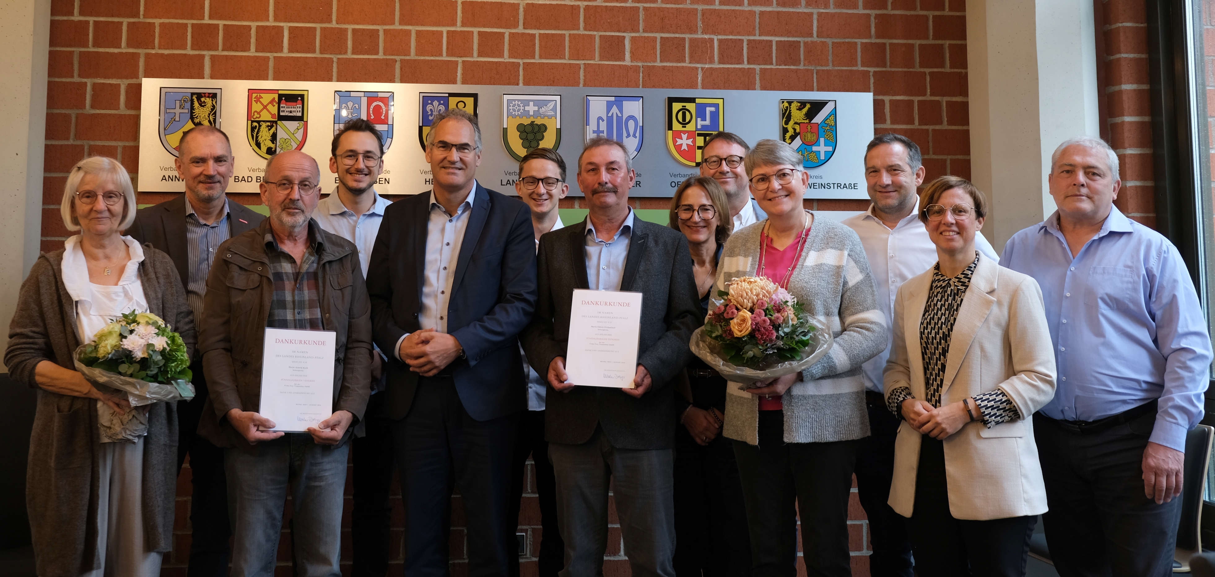 Die Ausgezeichneten Arnold Kolb und Edwin Eichenlaub im Kreise der Gratulanten und Gäste bei der Ehrungsfeier.