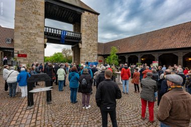 Bei einem früheren Konzert zum Europatag am Deutschen Weintor. Archivfoto: Rolf H. Epple Zahlreiche Besucherinnen und Besucher stehen auf dem Pflaster am Deutschen Weintor und lauschen einem Konzert. Eine EU-Flagge hängt am Gebäude.