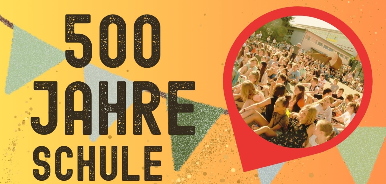 Bunt gestaltetes Plakat mit orangem Hintergrund zur Festwoche „500 Jahre Schule“ in Bad Bergzabern. Links stehen große Schriftzüge „500 Jahre Schule – Festwoche“. Rechts oben ist ein Foto mit einer großen Menschenmenge bei einer Feier. Darunter sind die Programmpunkte aufgeführt: 27. August 2025: Aulagespräch „Schule500 – Perspektiven“, 19 Uhr, Aula AGS Bad Bergzabern. 29. August 2025: Festakt mit Ministerpräsident Alexander Schweitzer, 18 Uhr, Haus des Gastes Bad Bergzabern. 30. August 2025: Kooperatives Schulfest ab 9 Uhr, Schulgelände AGS Bad Bergzabern. 31. August 2025: Ehemaligenmatinee mit Selbstversorgerfrühstück, 10–13 Uhr, Aula und Schulhof AGS Bad Bergzabern. Unten stehen das Jubiläumslogo, die E-Mail-Adresse schule500@schulebza.de und ein QR-Code zur Anmeldung.