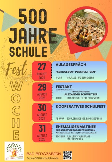 Bunt gestaltetes Plakat mit orangem Hintergrund zur Festwoche „500 Jahre Schule“ in Bad Bergzabern. Links stehen große Schriftzüge „500 Jahre Schule – Festwoche“. Rechts oben ist ein Foto mit einer großen Menschenmenge bei einer Feier. Darunter sind die Programmpunkte aufgeführt: 27. August 2025: Aulagespräch „Schule500 – Perspektiven“, 19 Uhr, Aula AGS Bad Bergzabern. 29. August 2025: Festakt mit Ministerpräsident Alexander Schweitzer, 18 Uhr, Haus des Gastes Bad Bergzabern. 30. August 2025: Kooperatives Schulfest ab 9 Uhr, Schulgelände AGS Bad Bergzabern. 31. August 2025: Ehemaligenmatinee mit Selbstversorgerfrühstück, 10–13 Uhr, Aula und Schulhof AGS Bad Bergzabern. Unten stehen das Jubiläumslogo, die E-Mail-Adresse schule500@schulebza.de und ein QR-Code zur Anmeldung.