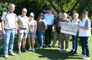 Bernd Klinkner, Jürgen John, Uta John, Hannelore Schlageter, Georg Kern, Andreas Stern, Erika auf dem Brinke, Christel Gaschler und Tilla Schneider (von links) beim Besuch der Ferienfreizeit im Wild- und Wanderpark. Foto: KV SÜW Gruppenbild: Bernd Klinkner, Jürgen John, Uta John, Hannelore Schlageter, Georg Kern, Andreas Stern, Erika auf dem Brinke, Christel Gaschler und Tilla Schneider beim Besuch der Ferienfreizeit im Wild- und Wanderpark.