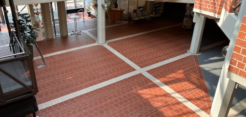 Das Foyer des Kreishauses Südliche Weinstraße – Blick über die Galerie im ersten Stock.