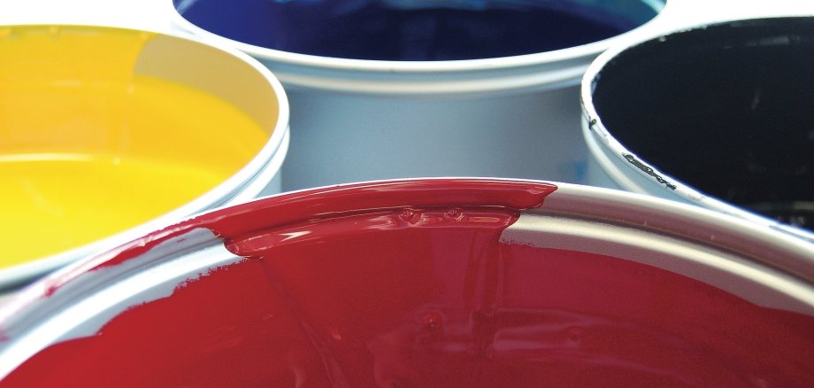 Mehrere Eimer mit Farbe.