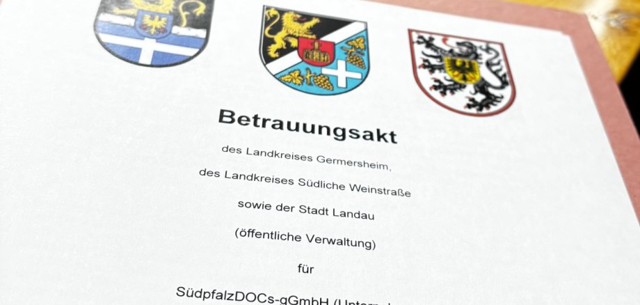 Nahaufnahme des Betrauungsakts der Landkreise Germersheim und Südliche Weinstraße sowie der Stadt Landau für die SüdpfalzDOCs-gGmbH.