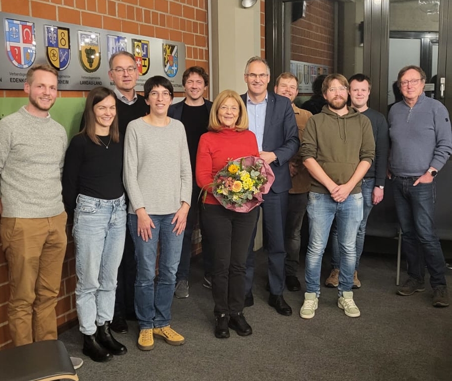 Eine Gruppe von Menschen steht im Sitzungsaal der Kreisverwaltung Südliche Weinstraße.
