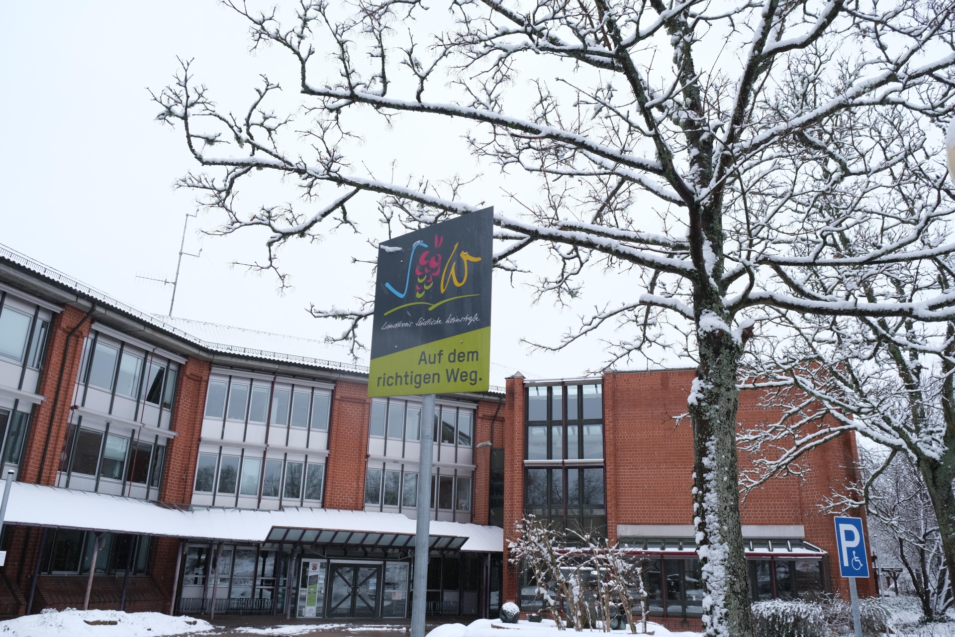 Das Gebäude ist mit Schnee bedeckt.