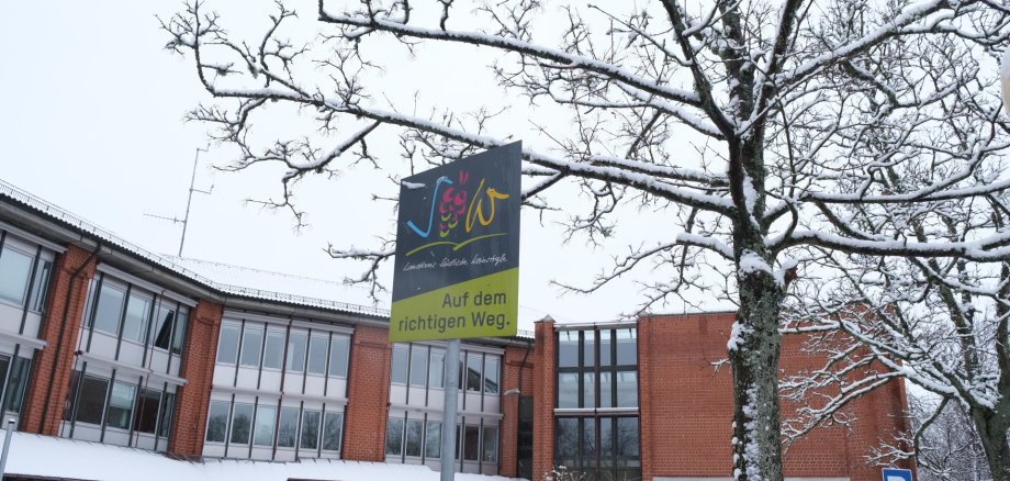 Das Gebäude ist mit Schnee bedeckt.