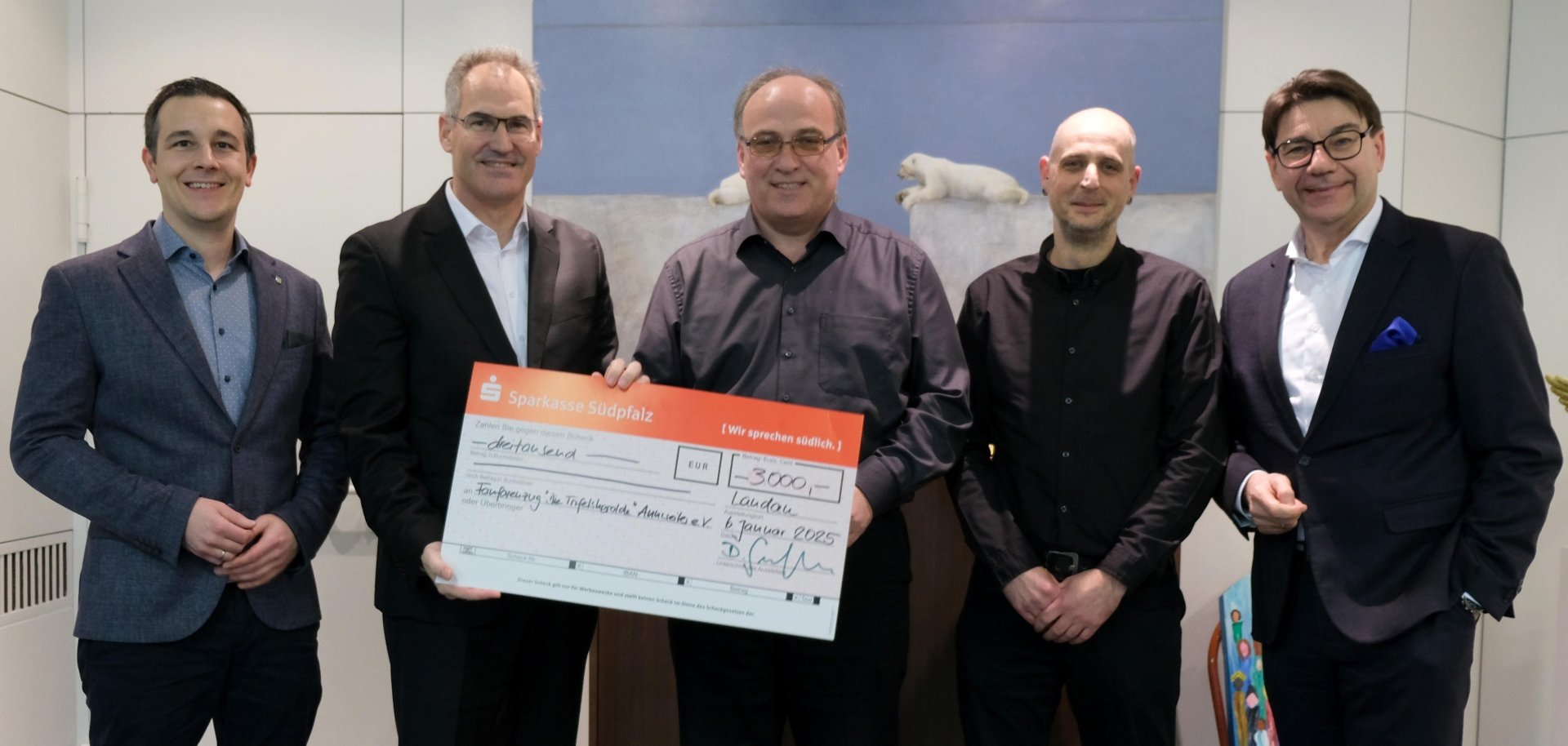 Christian Burkhart, Dietmar Seefeldt, Harald Jentzer, Andre Schuster und Thomas Hirsch stehen für eni Gruppenbild nebeneinander. Seefeldt, Jentzner und Schuster halten gemeinsam den großen symbolischen Scheck.