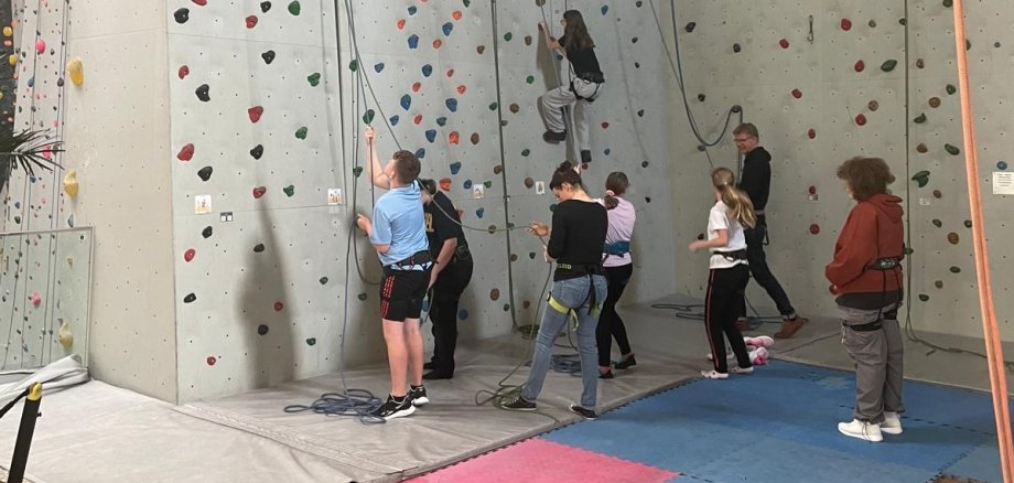 Acht Kinder und Jugendliche beim Klettern in der Kletterhalle „FitzRocks“ in Landau.