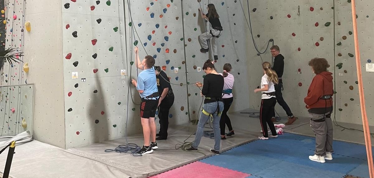 Acht Kinder und Jugendliche beim Klettern in der Kletterhalle „FitzRocks“ in Landau.