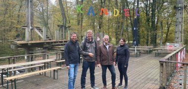 Am letzten der drei Ferienfreizeittage stand der FunForest-Park in Kandel auf dem Programm (von links): Michael Kimmich von Star Care e. V., Schulsozialarbeiter Martin Krisch, Jürgen John von Star Care e. V. und Schulsozialarbeiterin Sarah Lehnhardt. Archivfoto: KV SÜW Michael Kimmich von Star Care e. V., Schulsozialarbeiter Martin Krisch, Jürgen John von Star Care e. V. und Schulsozialarbeiterin Sarah Lehnhardt im FunForest-Park in Kandel.