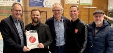 Gruppenbild: Landrat Dietmar Seefeldt, Simon Wingerter, Bürgermeister Axel Wassyl, Heiko Pabst und Wolfgang Heckmann stehen für die Aufnahme beisammen. Seefeldt und Wingerter halten gemeinsam den Roten Punkt.