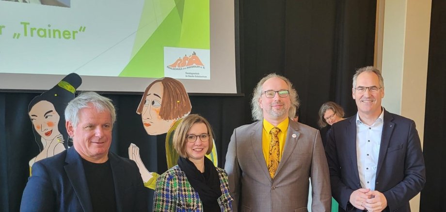 Vier Personen stehen nebeneinander.