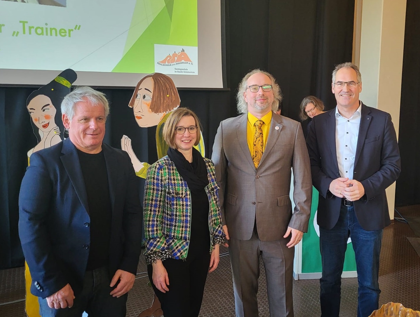 Vier Personen stehen nebeneinander.